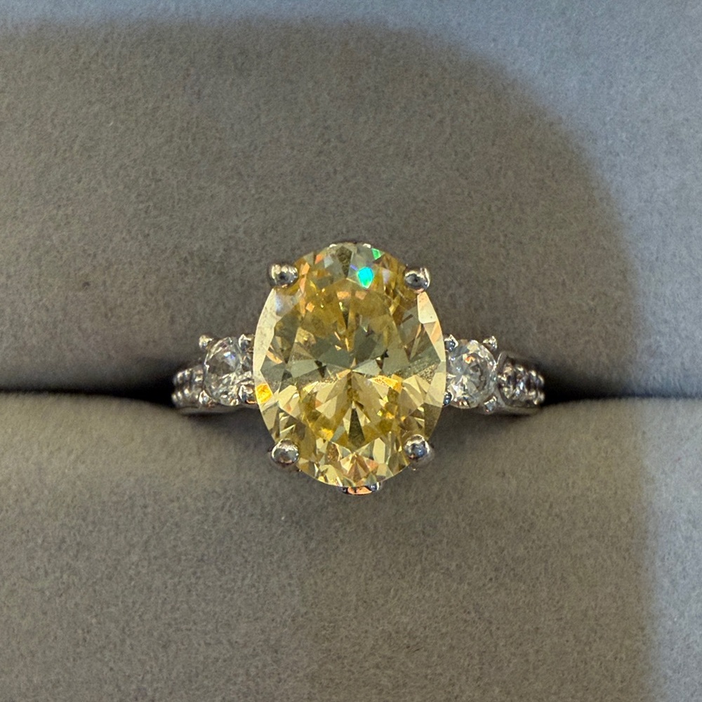 Elegant Gold and Silver Women's Ring